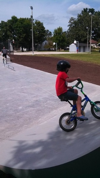 skatepark young child on bike